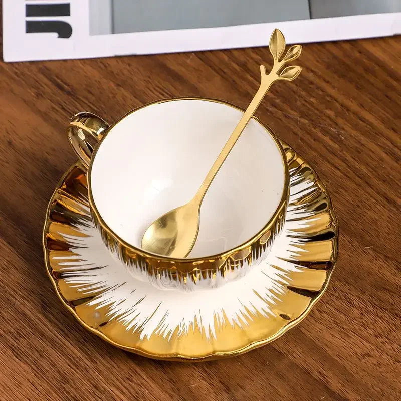 Conjunto Xícara, Pires e Colher com Detalhes Dourados – Cerâmica Fina para Café Espresso ou Chá (75ml)