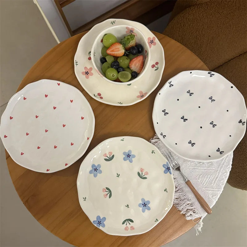 Kit com 5 Pratos de Cerâmica Orgânica – Pintados à Mão com Estampas Florais e Românticas