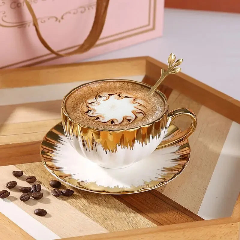 Conjunto Xícara, Pires e Colher com Detalhes Dourados – Cerâmica Fina para Café Espresso ou Chá (75ml)