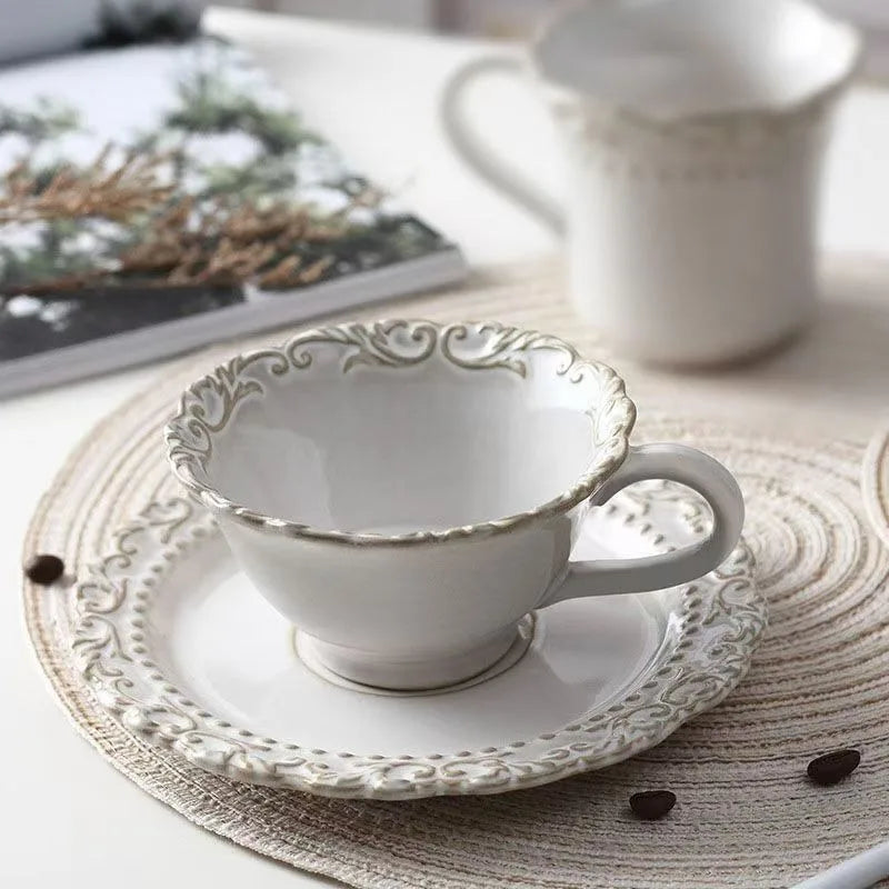 Louças Ornamentadas em Cerâmica com Relevo Clássico – Pratos, Canecas e Conjunto de Café Elegante